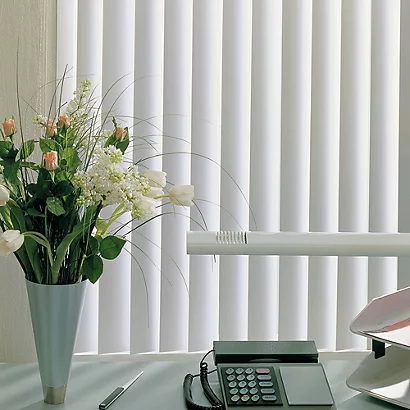 Store à Bandes Verticales Sur Mesure, Lames Largeur 127 Mm En Polyester Occultant Coloris Blanc 4 Store à Bandes Verticales Sur Mesure, Lames Largeur 127 Mm En Polyester Occultant Coloris Blanc – Image 4