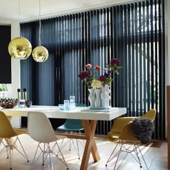 Store à Bandes Verticales Sur Mesure, Lames Largeur 127 Mm En Polyester Occultant Coloris Noir